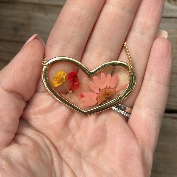 Handmade Real Pressed Dried Flower Botanical Resin Heart Necklace - Picture 10 of 16